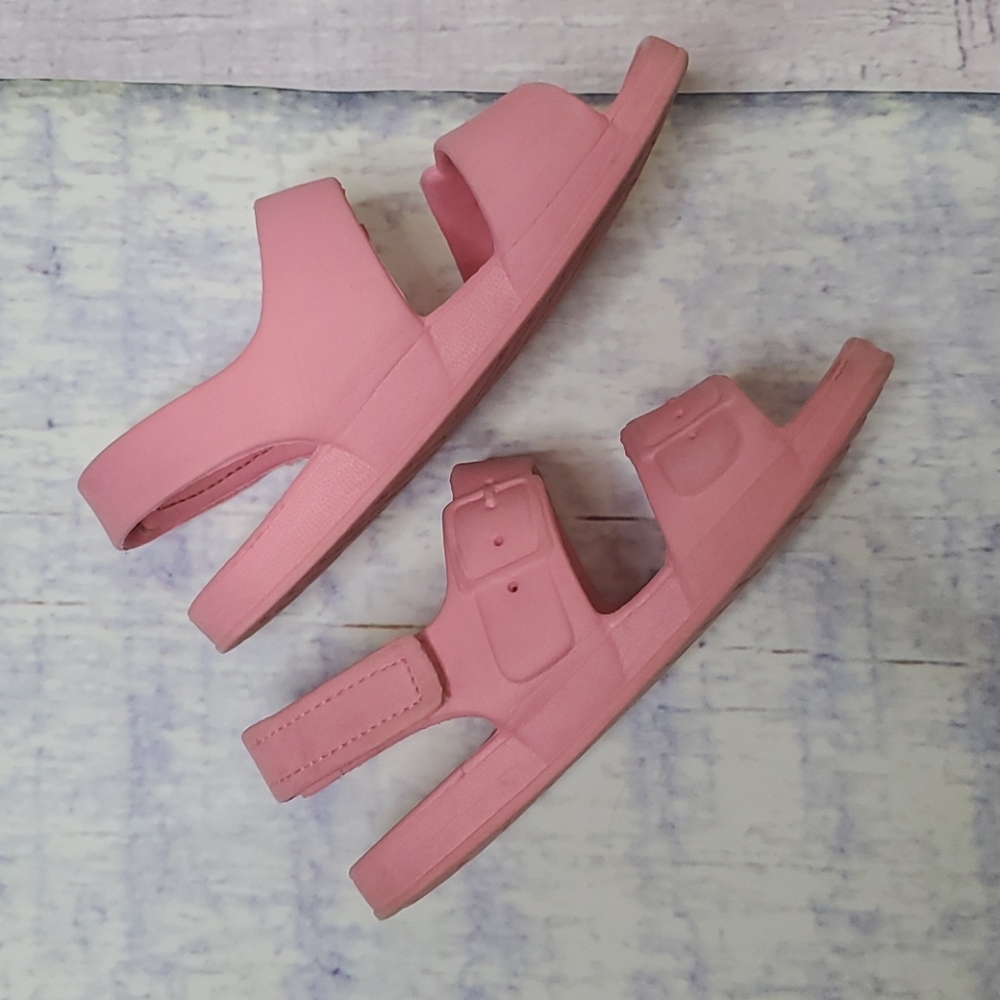 Kid's Old Navy Buckle Accent Sandals - Picture 4 of 8